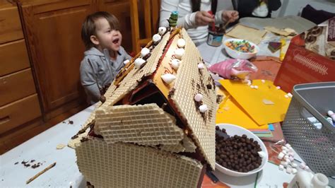 Gingerbread house Fail : r/GingerbreadHouses