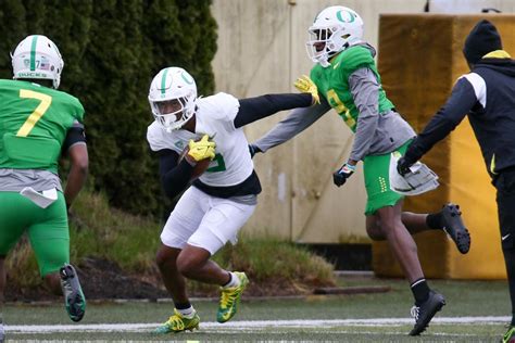 Tez Johnson, Traeshon Holden bringing healthy competition to Ducks’ WR room