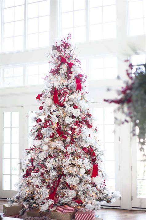 25+ Absolutely Stunning White Christmas Tree Decorating Ideas