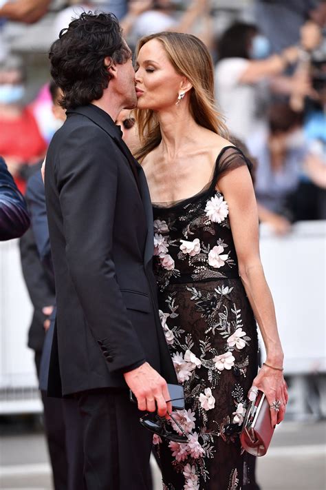 Adrien Brody and Georgina Chapman Share a Kiss at Premiere of His New ...