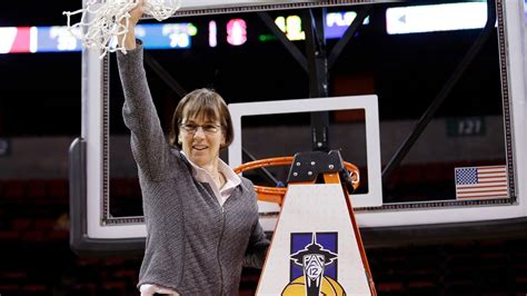 Stanford coach Tara VanDerveer receives new 3-year deal