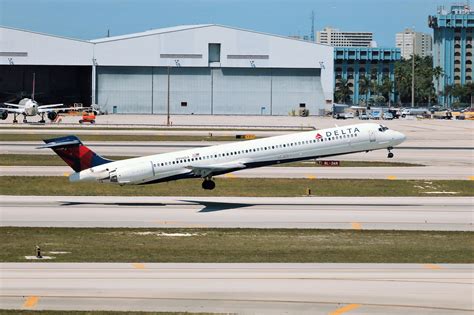 Delta Air Lines MD-90 | Delta airlines, Airline, Delta