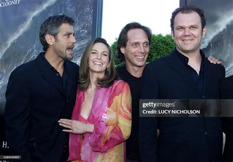 US cast of new film "The Perfect Storm" pose at the film's premiere :... News Photo - Getty Images