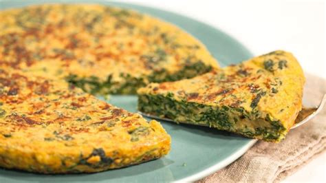 Tortilla de espinacas con cebolla, receta de verduras con mucho sabor