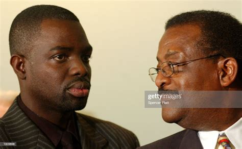 Lawyer Johnnie Cochran, right, smiles at Abner Louima during a press... News Photo - Getty Images