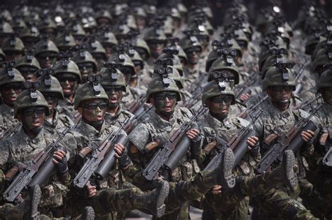 North Korean Special Forces During Parade [2405 x 1603] : r/MilitaryPorn