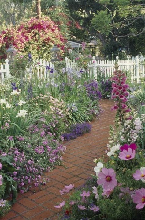 Pin by Shash on Landscaping | Beautiful gardens, Garden inspiration, Cottage garden