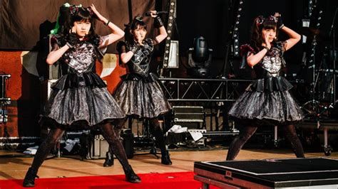 BABYMETAL-Gimme Chocolate-Live-USA-Front Row Cam - YouTube