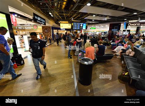 Heathrow Terminal 3 departure lounge Stock Photo - Alamy