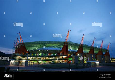 Mbombela stadium at night showing the giraffe-like structures holding up the roof Stock Photo ...