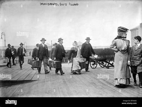 Ellis island immigrants 1900s hi-res stock photography and images - Alamy