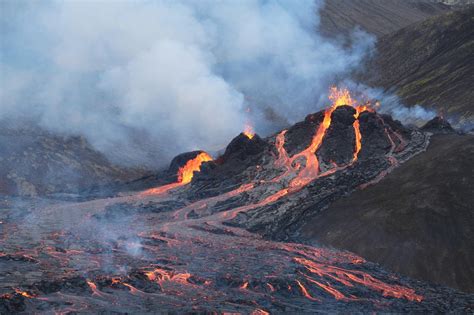 Long-Lasting Shield Volcano Eruption? Magma from Mantle - Iceland Monitor