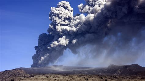 Eyjafjallajökull: The Volcano That Caused an Eruption in Icelandic Tourism