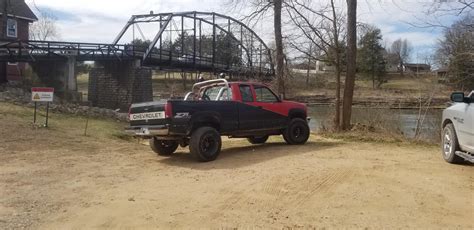 Here's my gmt400, It's a 93 Silverado with an Nv4500, a 94 front end, 6" lift sitting on 35x12 ...