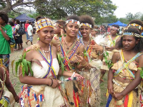 woweh blog dot komlok: Posing For Manus Island Female Traditional Attire