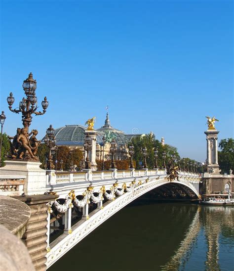 Paris. Alexander III Bridge through the Seine River Stock Photo - Image of water, gilding: 154210564
