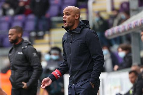 Anderlecht players also test the Vincent Kompany chair ...