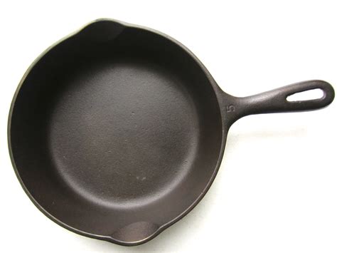 Vintage cast iron skillet (probably an unmarked Wagner). Cast Iron ...