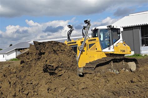 The Liebherr PR 736 – Generation 6 crawler tractor at the Smopyc 2017 ...