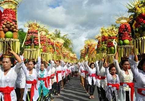 GALUNGAN & KUNINGAN These festivities, which start with the actual Galungan day, last 10 days ...