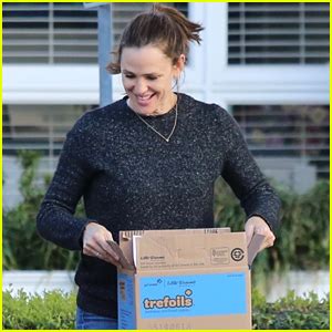 Jennifer Garner Loads Boxes of Girl Scout Cookies Into Her Car ...