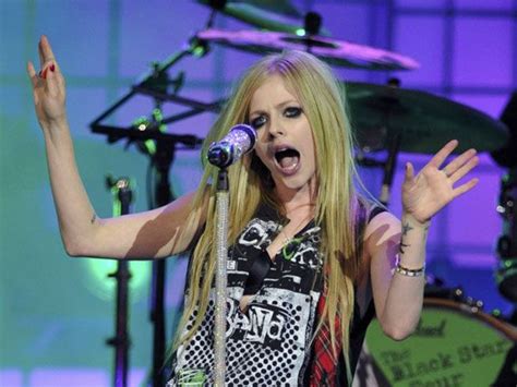 Avril Lavigne beat up outside of Hollywood hotel | National Post