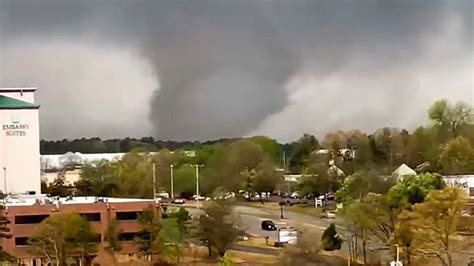 Huge tornado outbreak underway in Midwest | Lipstick Alley