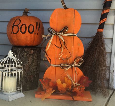 Stacking pumpkins! Made out of reclaimed pallet wood! Fall decor. Autumn decor. Free standing ...