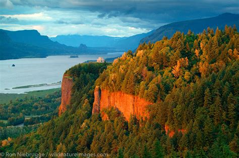 Vista House | Columbia River Gorge National Scenic Area, Oregon. | Photos by Ron Niebrugge