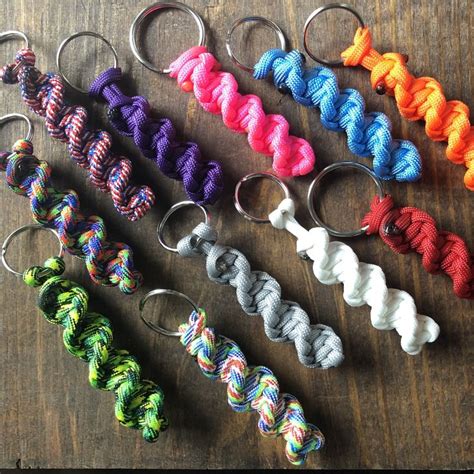 there are many different colors of yarn on the keychains that have been tied together