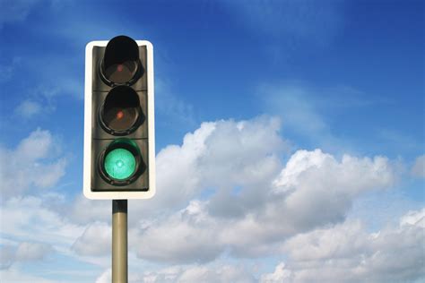 Smart traffic lights that always turn green as you arrive are set to be trialled in the UK