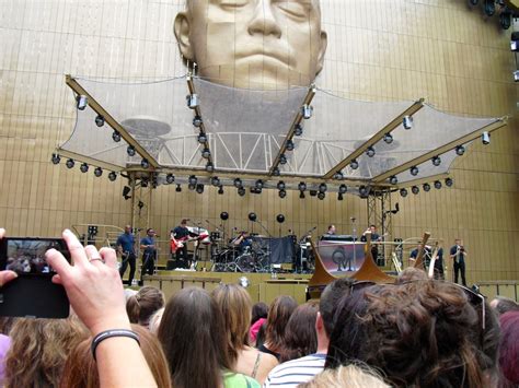 Robbie Williams @ Wembley Stadium, 02/07/2013 – High Fives & Stage Dives