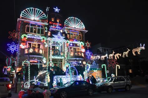 Photos: Nowhere Does Christmas Lights Like Dyker Heights | New York ...