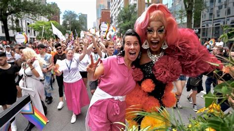 L’ambiance est à la fête pour la Fierté au centre-ville de Montréal | Radio-Canada