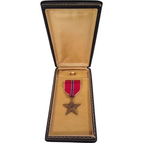 Bronze Star Medal, Ribbon Bar and Lapel pin in Original Presentation ...