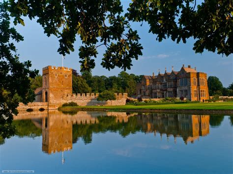 Broughton Castle, Oxfordshire, England : castles