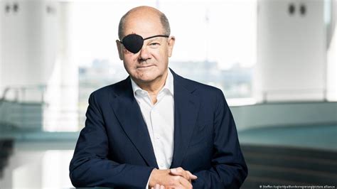 Olaf Scholz sparks pirate memes with eye patch photo – DW – 09/04/2023