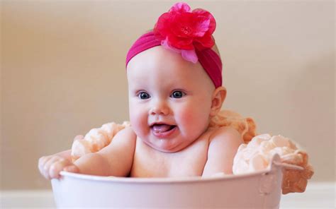 Free Wallpaper Of Baby – A Cute Bathing Baby Girl | Free Wallpaper World