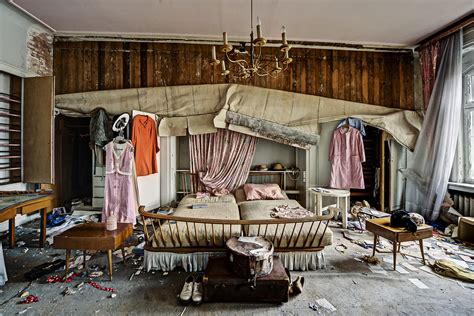 Abandoned Doctor's House Photos Reveal The Past Lives Of A Mansion (PHOTOS)