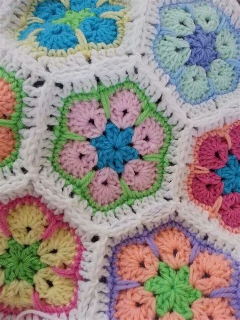 African flower blanket Crochet Squares, Crochet Afghan, Crochet Stitches, Crochet Blankets ...