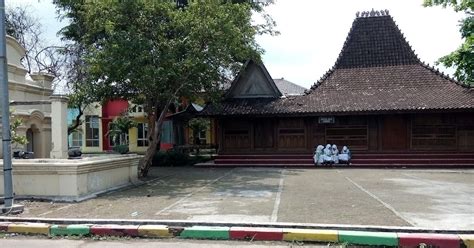 Rumah Adat Kudus (Folklore Genre: Bukan Lisan) ~ ws.ningrum