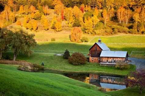 Beautiful Autumn Barn Photos - Fall Foliage Pictures