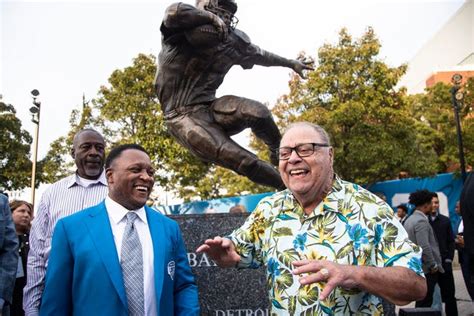 Detroit Lions unveil statue of Hall of Fame running back Barry Sanders