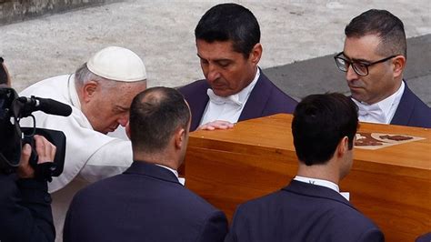 The devout, the curious and the professional observers attend Pope ...