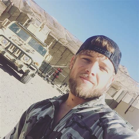 Max Thieriot - SEAL TEAM on the set | Militari, Attori