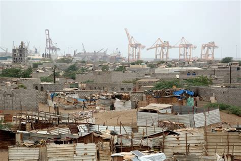 Thousands flee key Yemeni port city as Hodeida offensive continues ...