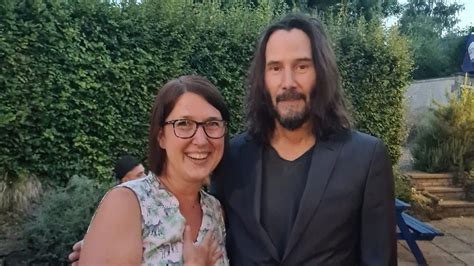 Keanu Reeves visits Northamptonshire pub for meal and meeting - BBC News