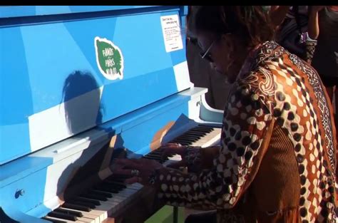 Aerosmith's Steven Tyler plays public piano in Kelowna | Vancouver Sun