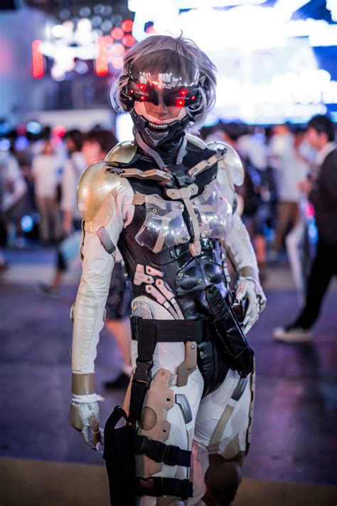 Super Rad METAL GEAR SOLID Raiden Cosplay with Motorized Helmet ...