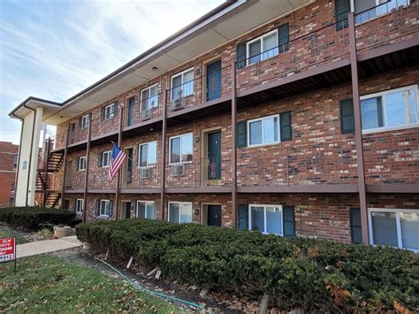 Sutton-Elm Apartments - Apartments in Maplewood, MO | Apartments.com